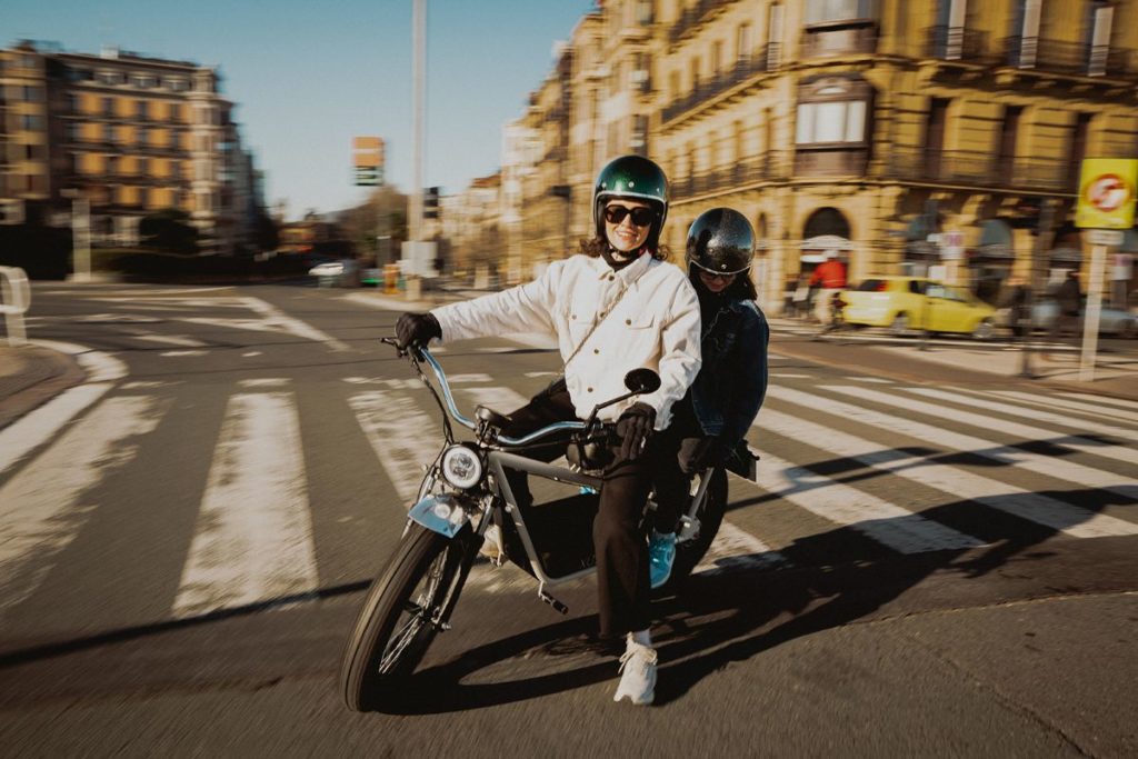 Balade en moto électrique, trajet urbain